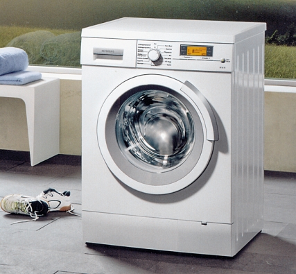 Pračka Siemens WM 14S740BY pro 8 kg prádla se sprchováním 3D, fuzzy-logikou a s programem pro outdoorové oblečení. Cena na internetu: 25 773 Kč.