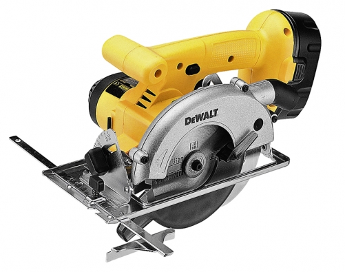 Zkracovací bezšňůrová pila DeWalt DW936 s 18V akumulátorem má hloubku řezu 41 mm. Cena: 7 190 Kč.