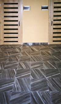Interiérová podlaha z leštěného supíkovického mramoru s výraznou kresbou. Masivní dlažební desky o rozměrech 300 x 300 x 30 mm (Slezský kámen).