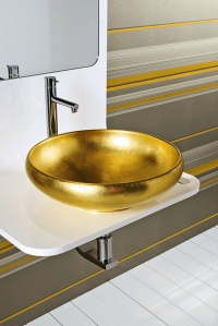 Zlatá barva nepronikla jen do inzert obkladů, „ryzí“ umyvadlo představila značka Tenda Dorica, cena 23 900 Kč (IL BAGNO).
