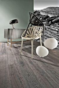 Dřevěná podlaha z kolekce Supreme Artisan (Kährs), dekor Dub Slate, třívrstvé lamely, povrchová úprava přírodním olejem, cena od 2 100 Kč/m² (KPP).