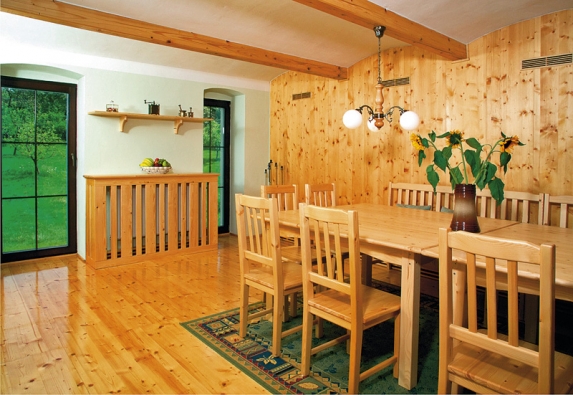Třívrstvé panely z masivního dřeva opatřené perem a drážkou lze úspěšně použít na podlahu i na obklad (JAF HOLZ).