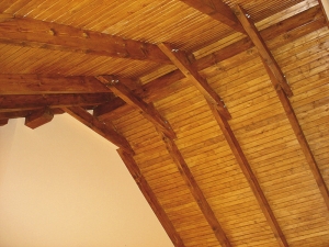 Konstrukční dřevo přiznané v interiéru patří mezi jeho nejhezčí dekorativní prvky (HK DŘESTAV).