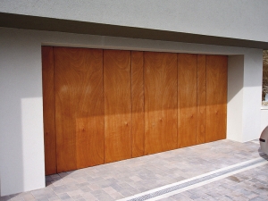 Tropická dřevina sluší i garážovým vratům (AB PARKET).