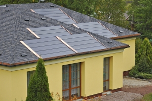 Fotovoltaické šindele Tegosolar nevyžadují žádné pomocné konstrukce, které by jinak při větru zatěžovaly statiku střechy (TEGOLA).