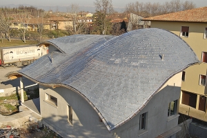 Zajímavý tvar střechy pokrytý asfaltovými šindelemi s vrstvou mědi na povrchu (TEGOLA).