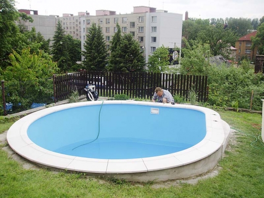 Kulatý bazén může být působivý, méně již ovšem praktický.  Pro osvěžení stačí, pro plavání nikoli (MIROSLAV JÍLEK).
