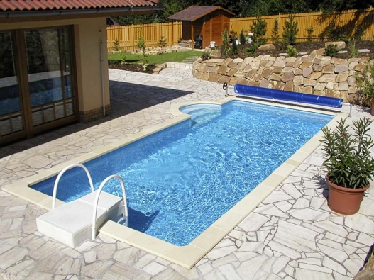 Oblíbený tvar bazénu je obdélník. Kromě dostatečného prostoru pro plavání je to tvar  vhodný i pro zastřešení nebo přikrytí plachtou (DESJOYAUX).