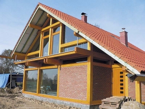 Vzdušně a elegantně působí hrázděná konstrukce, která kombinuje dřevěné trámy s cihelným zdivem a velkoplošným prosklením. Dřevěná konstrukce střechy je precizně zateplena kamennou vlnou (ROCKWOOL). Jen díky tomu mohou být v konstrukci i ocelové prvky (mají jinou tepelnou roztažnost).