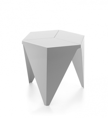 Stolek Prismatic table, design Isamu Noguchi, reminiscence na tradiční japonskou techniku skládání papíru, cena 12 072 Kč  (VITRA KONCEPT).
