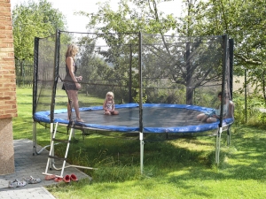 Skvělou zábavou pro celou rodinu je trampolína o průměru 490 cm s bezpečnostní sítí. Hi Tec konstrukce (trubky i pružiny) je z galvanizované oceli, vysoce kvalitní skákací materiál PP Mesh odolává UV záření, cena 12 999 Kč (HAWAJ.CZ)