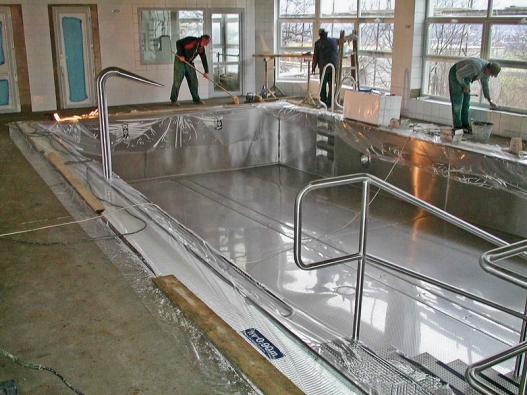 Dokončovací práce na montáži vnitřního nerezového bazénu nevyžadují téměř žádný  „mokrý“ proces.