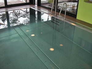 Napuštěný nerezový bazén s rozvodem vody, který je instalován v bazénovém dnu.