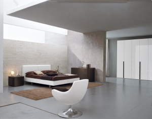 Postel Morgana (Casa Design), bíle lakovaná regenerovaná kůže, cena 49 580 Kč (DECOLAND).