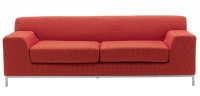 Pohovka Kramfors, třímístná, červený potah Myrby, cena 13 900 Kč (IKEA).