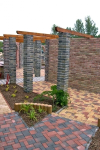 Promyšlenou kombinací různých betonových dlažeb můžete docílit exkluzivního vzhledu prostředí (DITON).