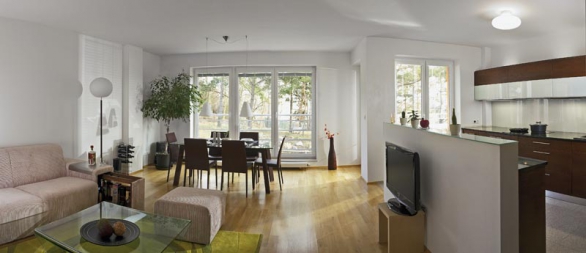 Propojením obývací a kuchyňské místnosti vznikl rozměrný multifunkční prostor.