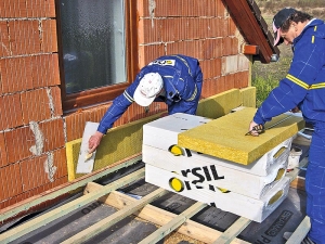 Na fasádní desky z minerální plsti s podélnou orientací vláken Orsil TF se nanáší lepicí tmel po obvodu a na terče. Výhodou je snadná montáž ­(SAINT-GOBAIN ORSIL).