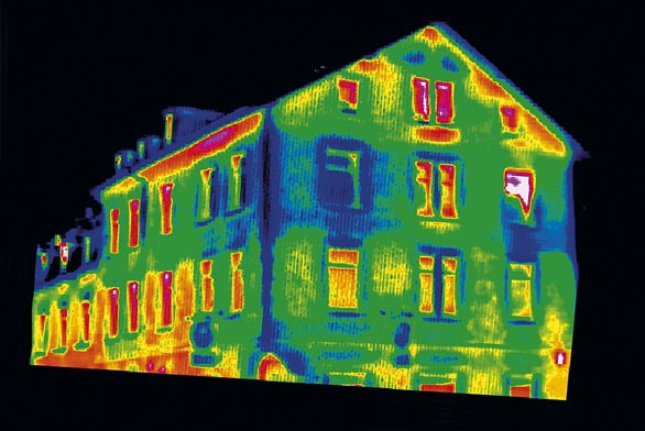 Výpočet tloušťky izolace i způsob provedení zateplení může výrazně ovlivnit a usnadnit termografický snímek. Nejvyšší úniky tepla představuje barva červená, oranžová a hnědá, nejnižší zase modrá (KNAUF).