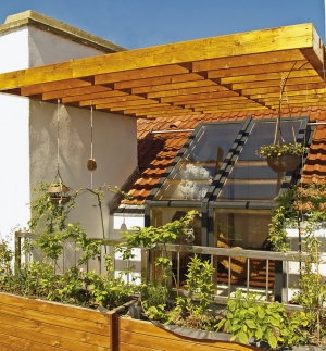 Balkon, lodžie či terasa (zde dokonce s pergolou) může po instalaci správného typu střešních oken sloužit jako zimní zahrada. Spojení šikmých a svislých odsuvných oken navíc umožňuje pohodlný vstup přímo z místnosti.