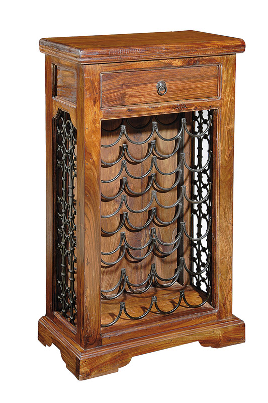 Dřevěná skříň – pevný materiál a tradiční provedení se hodí do domu, zařízeného ve starobylém stylu.