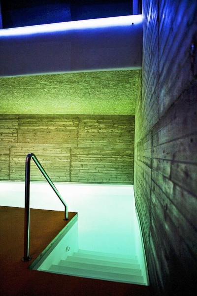 Přístavba a rekonstrukce bazénu se designem i vybranými materiály přizpůsobuje původnímu domu (ateliér Manua).