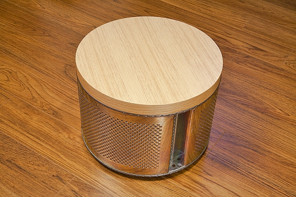 Recyklací starého bubnu pračky vytvořila designérka nápaditý odkládací stolek.