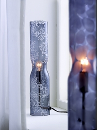 Smärt, designovou stolní lampu ze skla pořídíte za 399 Kč (IKEA).