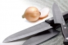 Ručně broušené japonské nože, keramika s přídavkem karbonu, damaškový vzor, rukojeť ze dřeva pakka. Cena podle velikosti a typu nože od 3 948 Kč do 10 600 Kč (KYOCERA).