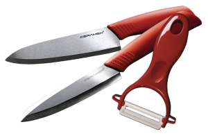 Sada dvou nožů a keramické škrabky Ceramex Professional 2+1 je určena pro náročné provozy restauračních kuchyní i pro domácnost. Cena celé sady 389 Kč (CERAMEX).