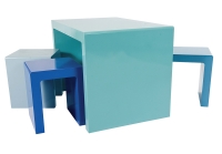 Souprava stůl a dvě židličky, lakovaná MDF deska, cena 3 430 Kč (SPACE4KIDS).