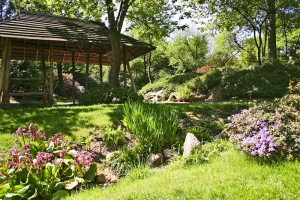 I v tomto případě je zahradní stavba přizpůsobena charakteru zahrady. Každá japonská zahrada má mít podle zahradních architektů svou meditační chýši, která poskytne klid pro odpočinek a v ideálním případě umožní naslouchání hukotu vody v nedalekém vodopádu. Místo se volí tak, aby z něj byl co nejkrásnější výhled do japonské zahrady i na kopce v okolní krajině .