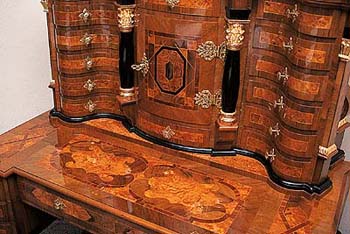 Dámský barokní psací stůl- tabernákl, 180 - 240 000 Kč.