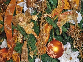 Kromě tradičních skleněných koulí a velkých textilních mašlí můžete vánoční stromek &quot;zabydlet&quot; také kouzelnými postavičkami skřítků (IDEAL FLOR).