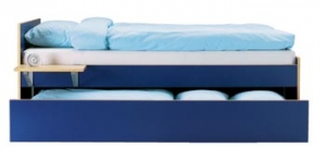 Lůžko s úložným prostorem ze série Robin (96,5 x 205 cm, v. 79 cm), modrá nebo bílá fólie, cena bez matrace 3 879 Kč (IKEA).