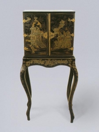 Šperkovnice se stolkem, druhá polovina 19. a první polovina 20. století, osmizásuvková s pantovými dvířky, korpus měkké dřevo, zdobený stolek s prolamovanýma nohama.
