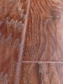 Prkna s povrchovou úpravou Country představují řemeslnou dovednost přenesenou do laminátových podlah. Tloušťka 9,5 mm, záruka 25 let, cena 679 Kč za metr čtvereční bez DPH (EVEREL).