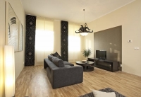 Původní výšku stropu (4,2 m) nechal designér snížit na 3,6 m. Strop ponechal bílý, na stěny zvolil dva okrové tóny (světlý a tmavý), které doplnil tapetou o ploše 240 x 240 cm.