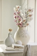 Obě vázy jsou velmi výrazné a zdánlivě se k sobě nehodí, ale správně zvolené květiny je sjednocují v jeden nepřehlédnutelný celek. Orchidej Cymbidium, karafiát (Dianthus).