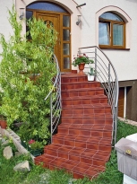 Na venkovní schodiště je dobré používat kvalitní materiály. Na stupnice speciální schodovky s protiskluzovou úpravou a nosem. Výhodou nerezového zábradlí je minimální údržba.