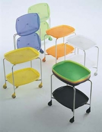 Mobilní servírovací stolek Tender s odnímatelnými plastovými tácy je možno sklopit, výroba Rexite, v ČR prodává Ranný Architects.