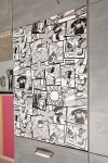 Některé kuchyňské skříňky oživila designérka samolepicí tapetou s motivem komiksu.
