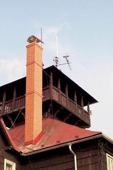 Jednoprůduchový komín postavený z lícovaných cihel Tondach. Výška komínu 6,6 m, průduch 30 x 45 cm (Stavby Complet).