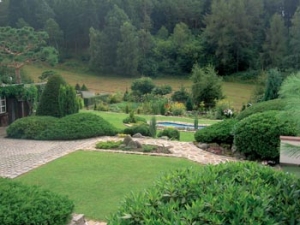 Chodníky a terasy oddělují jednotlivé zahradní partie.