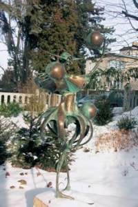 Žonglér - plastika Igora Kitzbergera - tančí na sněhu ve východním koutě zahrady.
