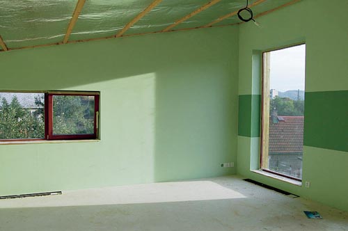 Dětský pokoj - šikmý strop s výškou od 2,1 do 3,5 metru dává prsotoru vzdušnost, prosklenné plochy zvou slunce dál.
