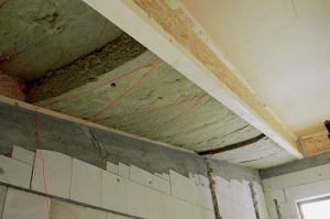 Důkladně izolovaný je i sešikmený strop pod střechou. Vždyť jen ztráty případnými tepelnými mosty by představovaly 40 až 50 % celkových ztrát domu.