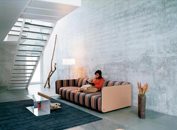 Sofa typ 6900 se zvětšenou hloubkou sedáku 83 cm (š. 264 cm, celková hl. 117 cm, v. 70 cm), kombinace dvou potahů (kůže, látka), výrobce Rolf Benz, cena v této velikosti od 106 610 Kč (STOPKA).