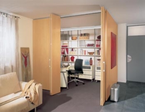 Elegantní mobilní příčka může skrývat pracovnu (Hülsta, prodává Home Style). Elegantní mobilní příčka může skrývat pracovnu (Hülsta, prodává Home Style).