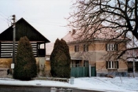 Téměř čtvercová štítová fasáda se čtyřdílnými okny v patře i přízemí nijak nereflektuje tvar původního vesnického domu. Téměř čtvercová štítová fasáda se čtyřdílnými okny v patře i přízemí nijak nereflektuje tvar původního vesnického domu.